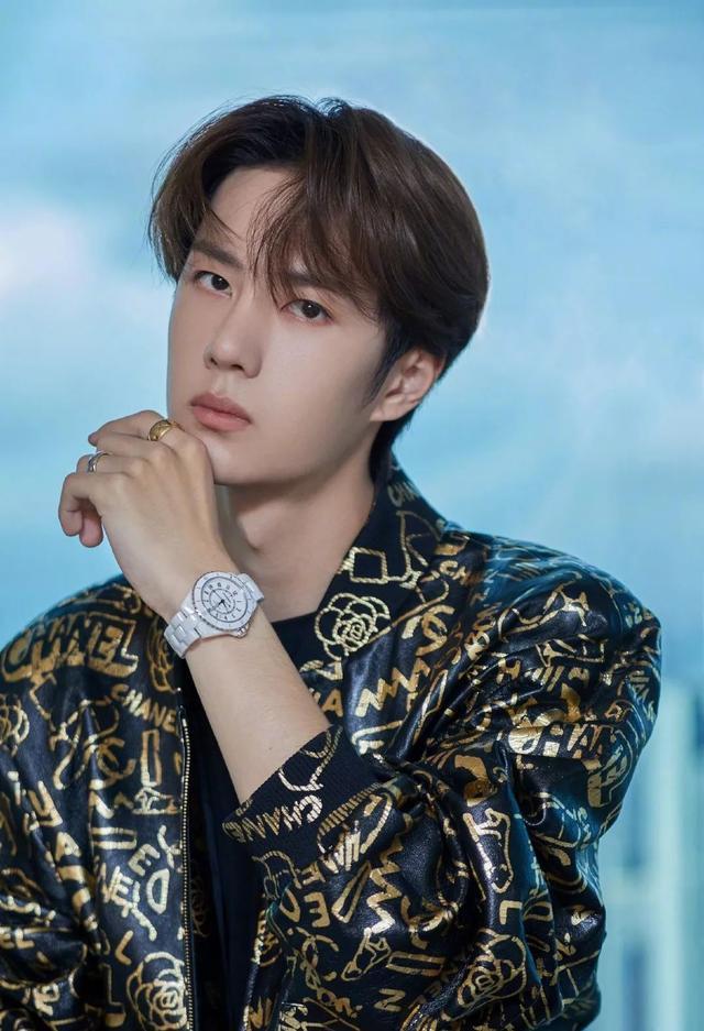 王一博|王一博鼓励王嘉尔多拍戏，“配音说”引争议，演员必须用原音吗？