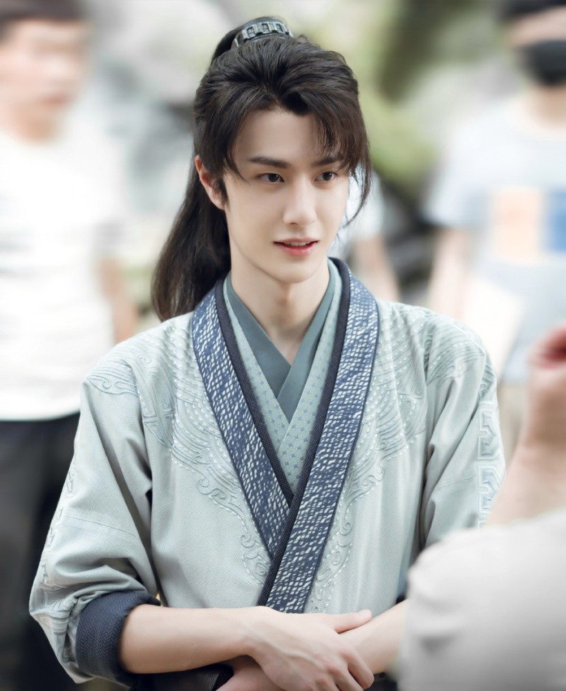 王一博|王一博鼓励王嘉尔多拍戏，“配音说”引争议，演员必须用原音吗？