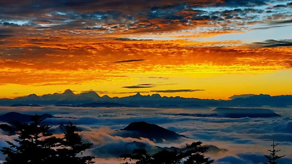 云霞如幻,许你一座最美峨眉山