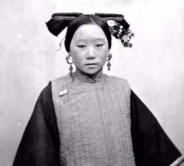 清朝老照片:为何这些嫔妃都很"丑"?只是因为你没有见过漂亮的