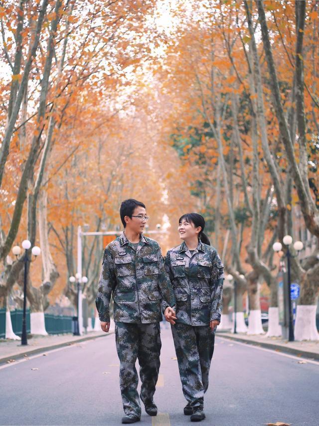 左手牵你右手敬礼这是军人独特的爱情