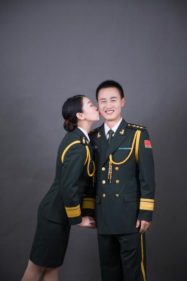 左手牵你,右手敬礼,这是军人独特的爱情_腾讯新闻