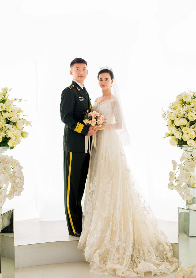 左手牵你右手敬礼这是军人独特的爱情