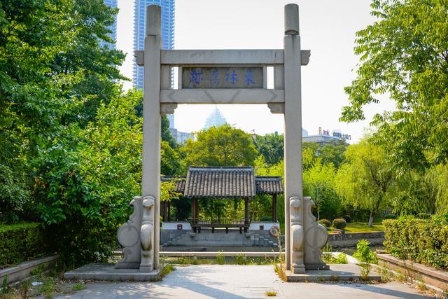 东林书院有三大堂,分别为依庸堂,道南祠,燕居庙.