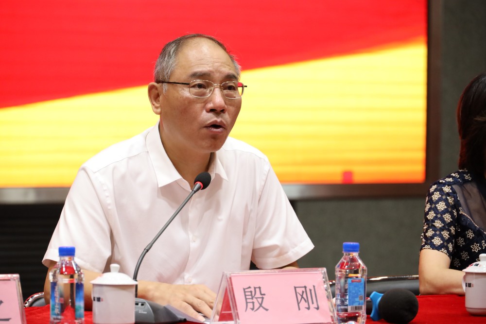 罗湖教育局局长殷刚寄语新教师这是一个雏鹰高飞大展宏图的绝佳时机