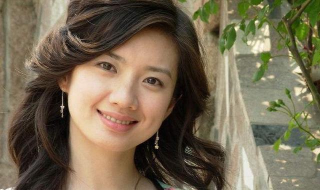 贺梅饰演者苑冉,曾是少儿节目主持人,一首歌承包8090后童年