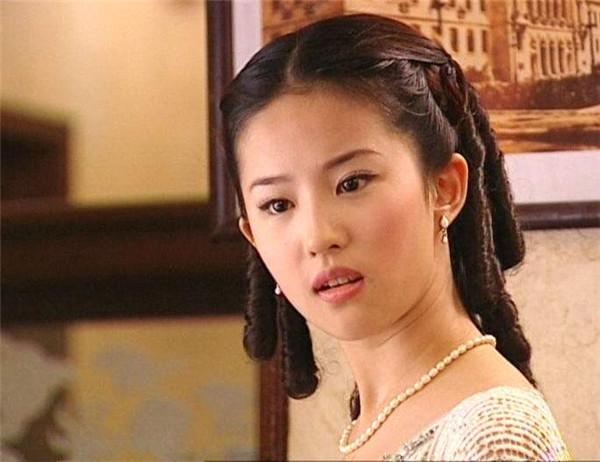 2002年15歲的劉亦菲和同齡的舒暢一同出演了《金粉世家》,劇裡一位是