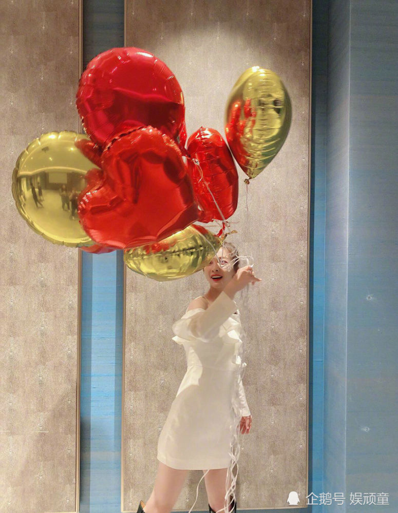 吴昕七夕前夕晒照,有玫瑰花,爱心气球,双份美食,疑似有新恋情