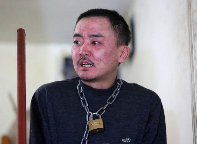 安徽小伙张瑞因嗜酒妻离子散醒悟后为戒酒用铁链拴自己5年