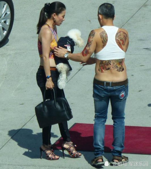 68岁泰王外出逛街穿短背心露出满背纹身看到纹身图案后不愧是国王