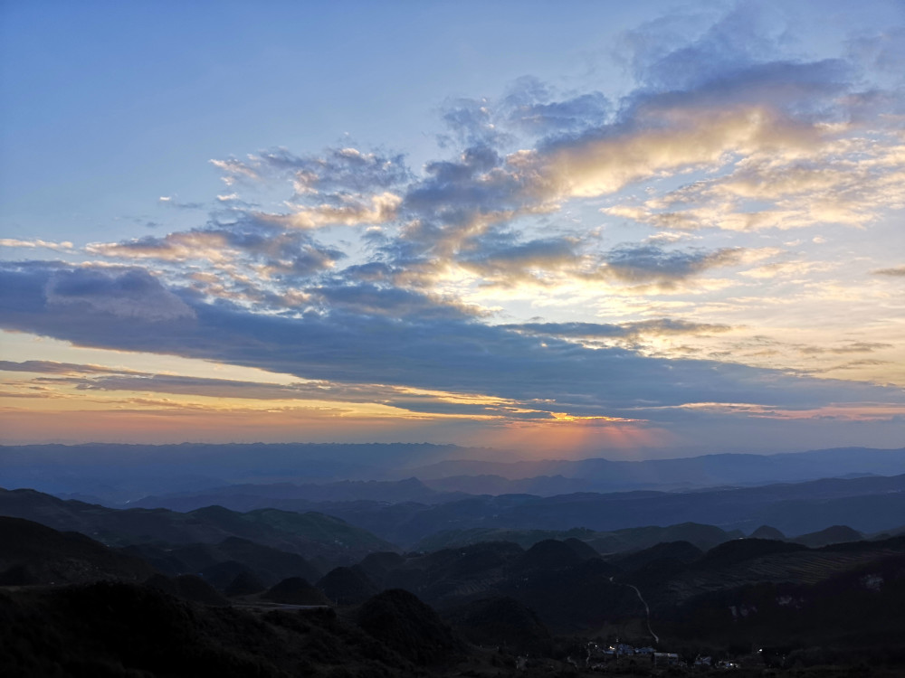 多彩贵州贵州屋脊韭菜坪乌蒙之巅野韭菜花开贵州最高打卡点