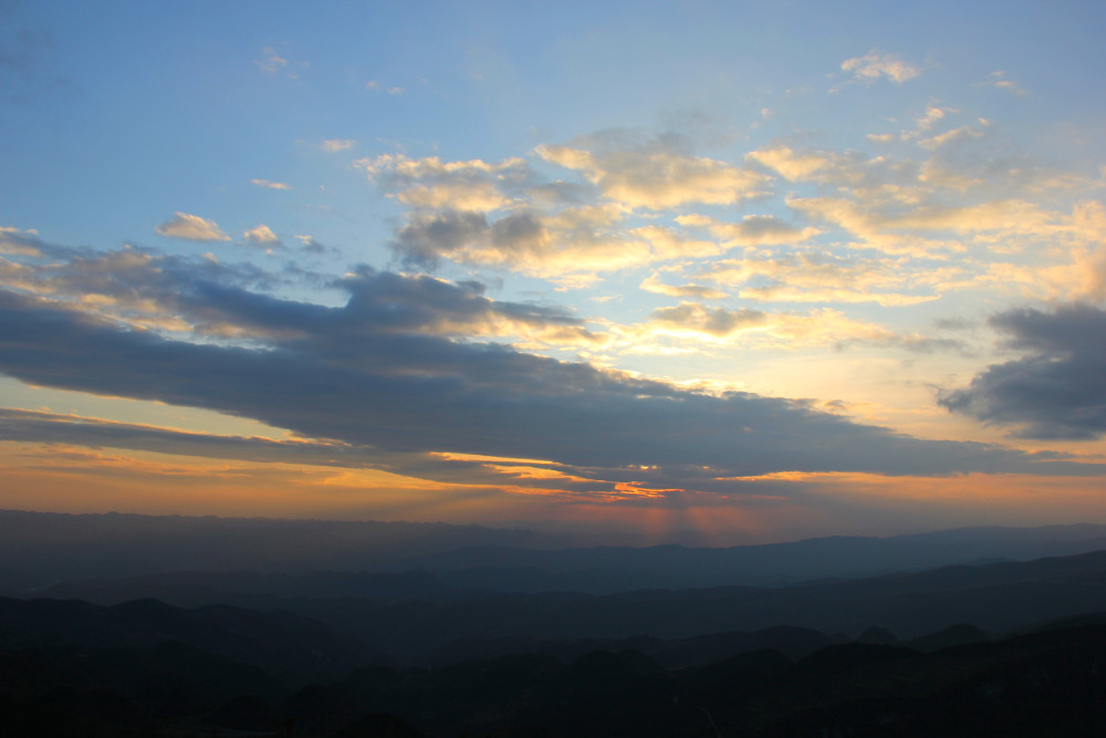 多彩贵州贵州屋脊韭菜坪乌蒙之巅野韭菜花开贵州最高打卡点