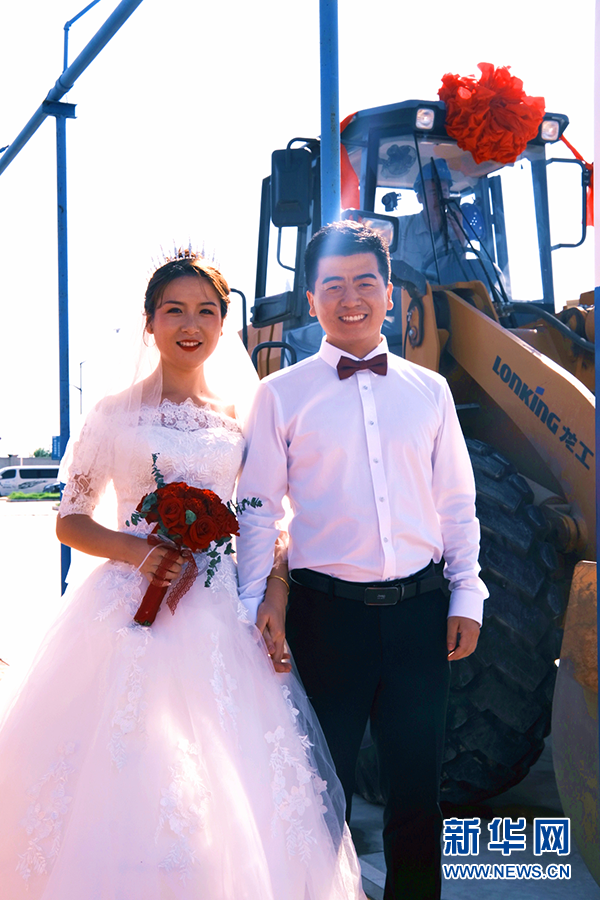 建筑工地上的浪漫集体婚礼 倡导文明新风