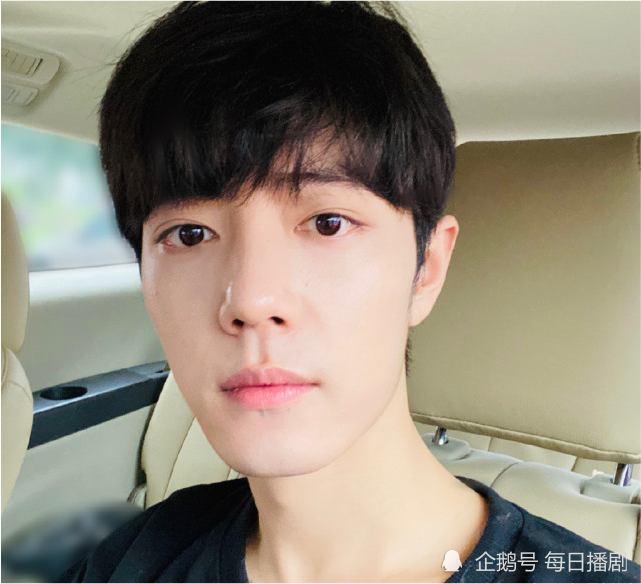 肖战|肖战更博发自拍，配图配字都十分有意思，不愧为“有趣的灵魂”