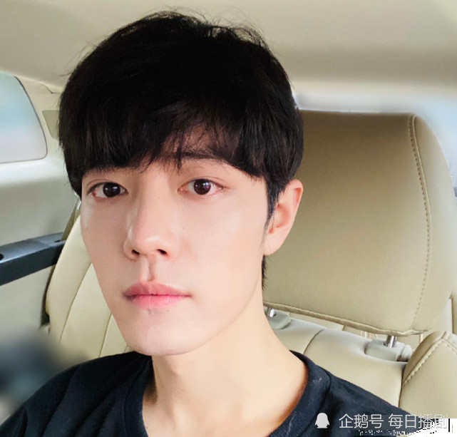 肖战|肖战更博发自拍，配图配字都十分有意思，不愧为“有趣的灵魂”