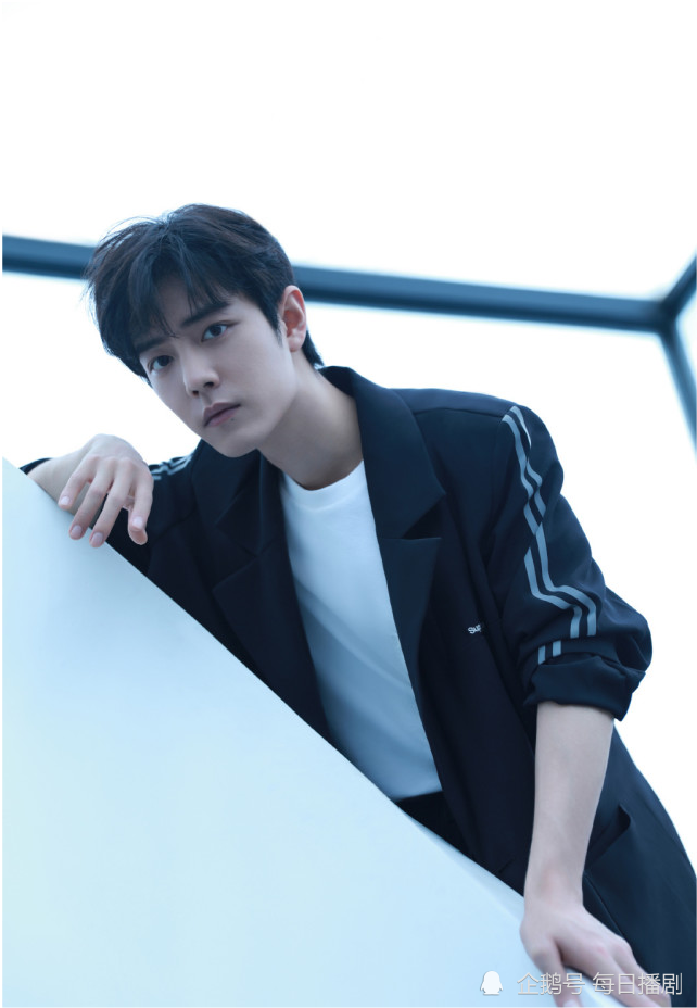 肖战|肖战更博发自拍，配图配字都十分有意思，不愧为“有趣的灵魂”