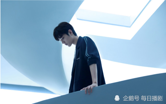 肖战|肖战更博发自拍，配图配字都十分有意思，不愧为“有趣的灵魂”