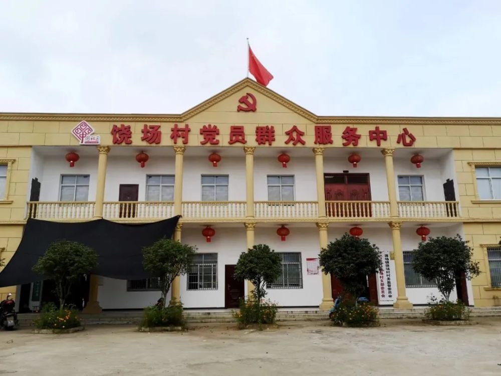 蒋场镇饶场村村民 王才生:我们饶场村2017年以前的路是泥泞难行,大雨