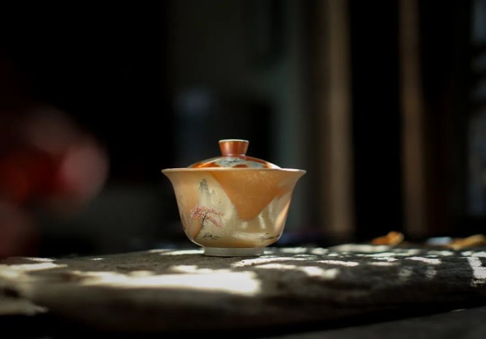 柴房制作柴烧茶器,始于情怀,钟情于审美,于其中的哲学和宗教意味而在