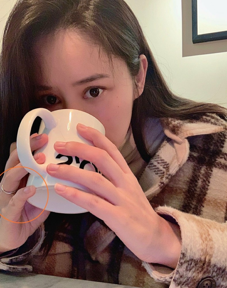 张馨月不再低调与老公林峯高调过七夕获赠玫瑰和名牌包男方七夕快乐