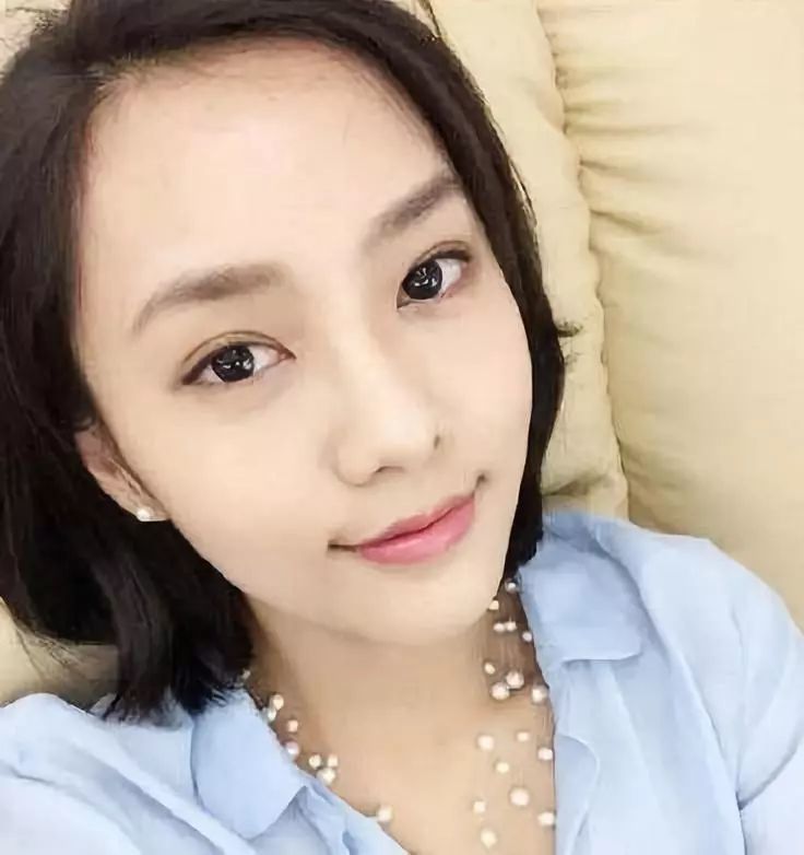 在《天天向上》和《非诚勿扰2》中露过脸.