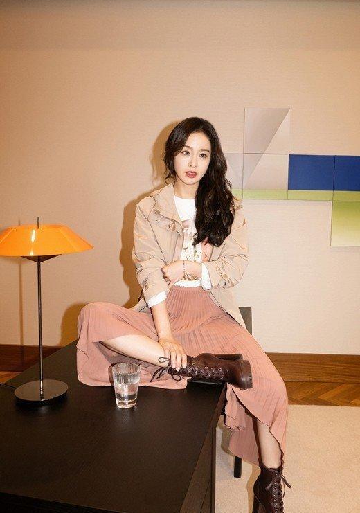 40岁金泰熙完美展现女神形象新美照美颜大暴击当选秋装no1