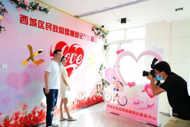 七夕北京各区婚登处爆满 公园 花式 晒幸福 腾讯网