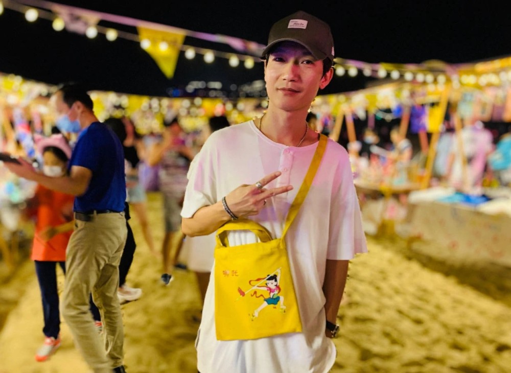 李嫣|李亚鹏父女合影，李嫣气场强大身高至少170，展示包包极具超模范