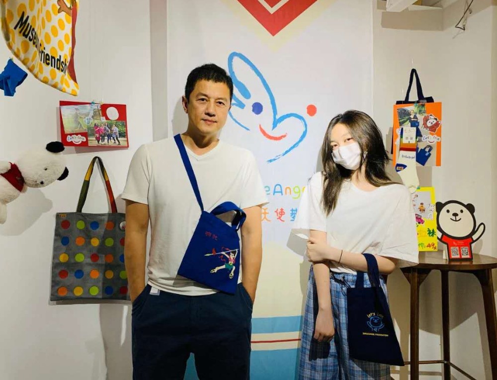李嫣|李亚鹏父女合影，李嫣气场强大身高至少170，展示包包极具超模范