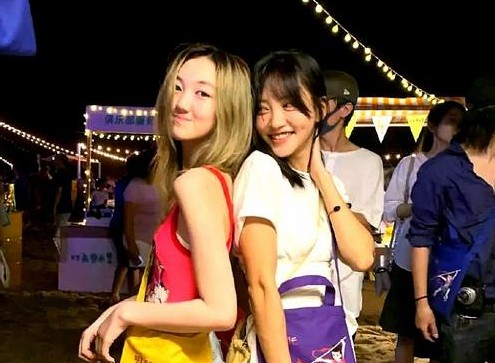 李嫣|李亚鹏父女合影，李嫣气场强大身高至少170，展示包包极具超模范