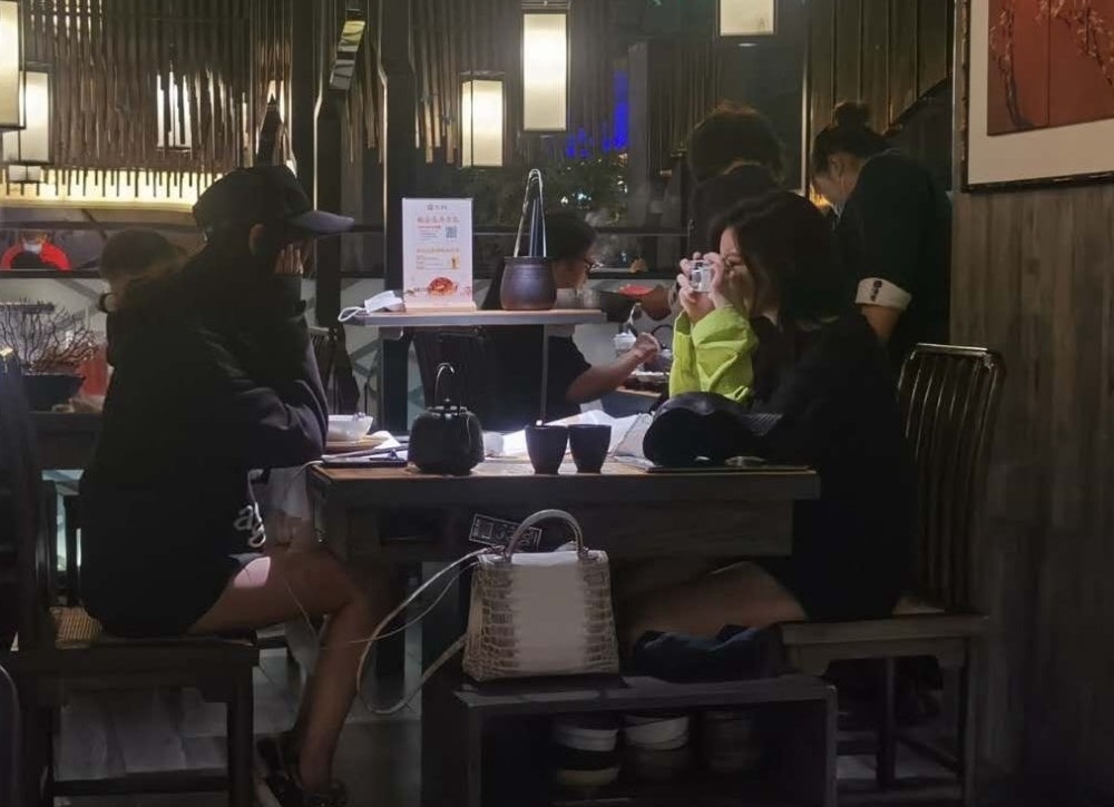 李嫣|李亚鹏父女合影，李嫣气场强大身高至少170，展示包包极具超模范
