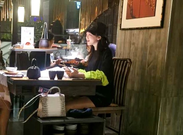 李嫣|李亚鹏父女合影，李嫣气场强大身高至少170，展示包包极具超模范