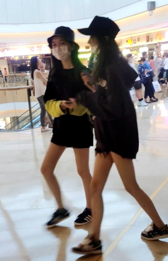 李嫣|李亚鹏父女合影，李嫣气场强大身高至少170，展示包包极具超模范
