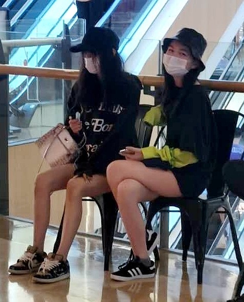 李嫣|李亚鹏父女合影，李嫣气场强大身高至少170，展示包包极具超模范