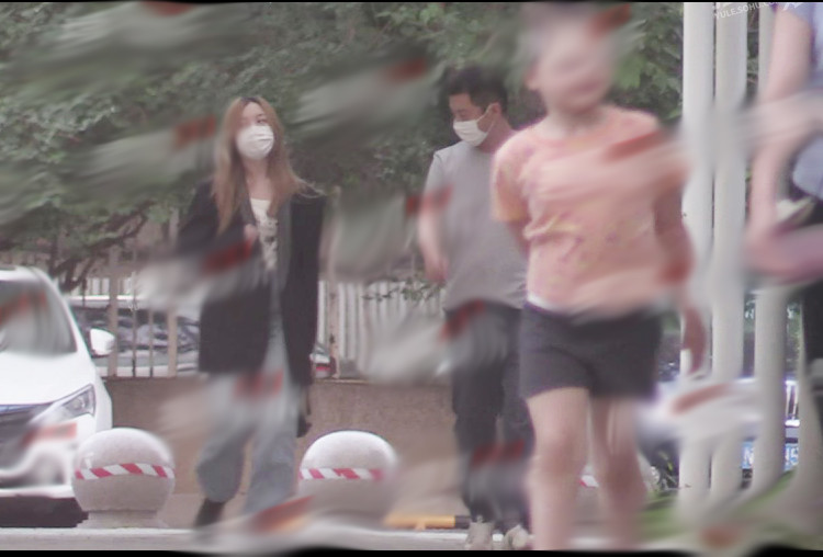 李嫣|李亚鹏父女合影，李嫣气场强大身高至少170，展示包包极具超模范