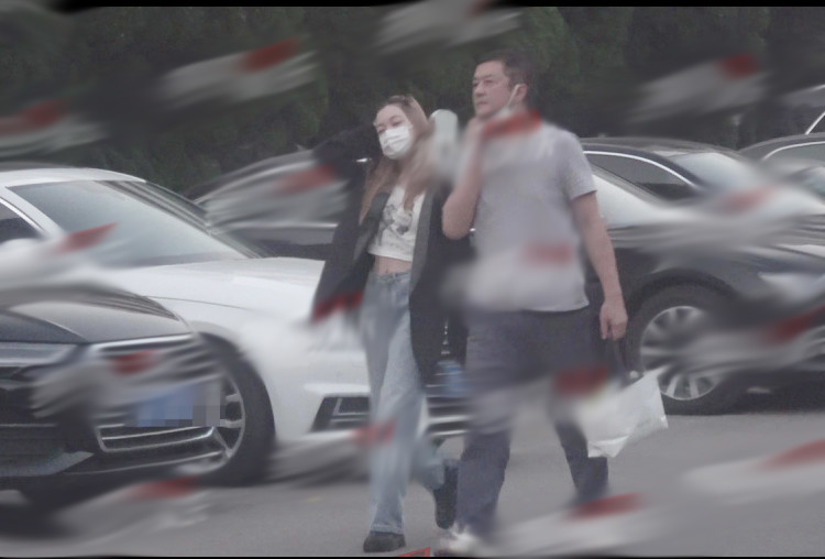 李嫣|李亚鹏父女合影，李嫣气场强大身高至少170，展示包包极具超模范