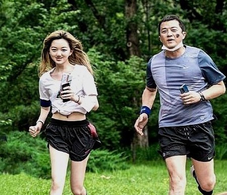李嫣|李亚鹏父女合影，李嫣气场强大身高至少170，展示包包极具超模范