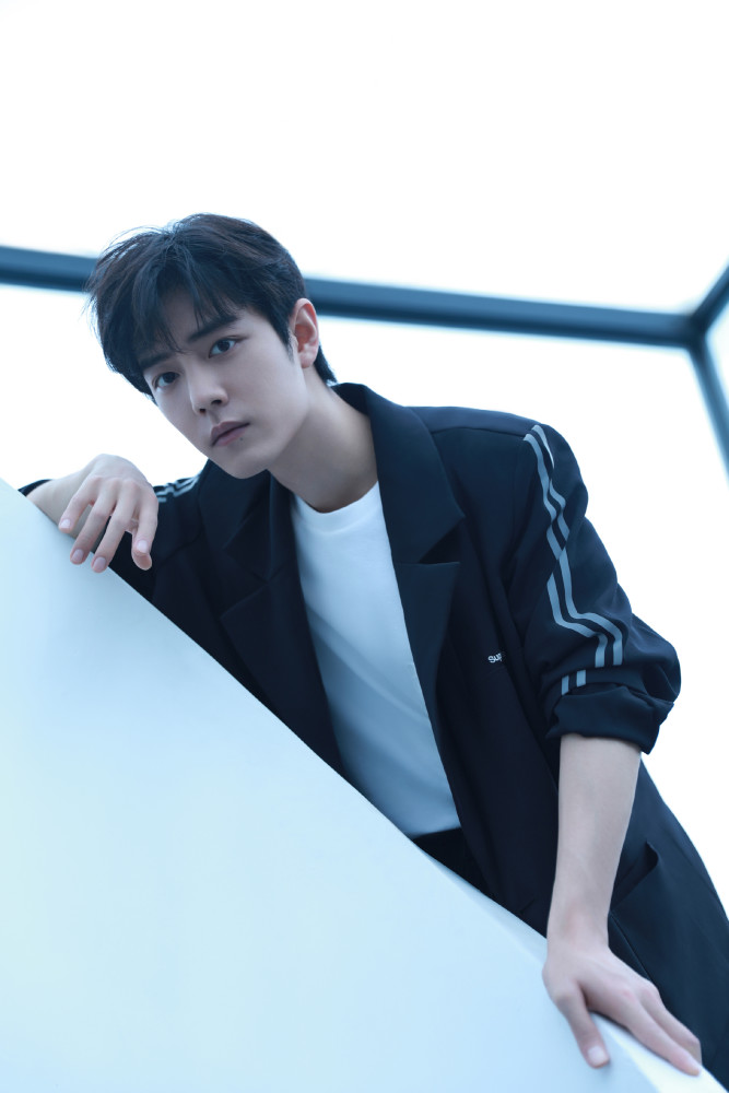 肖战|七夕节肖战晒自拍照，时隔2月首次营业，将强势回归公众视野