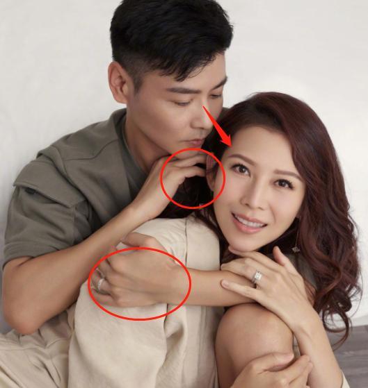 羡煞旁人,还配文:"这组照片可以概括为摸头杀摸腰杀摸肩杀摸膝盖杀"