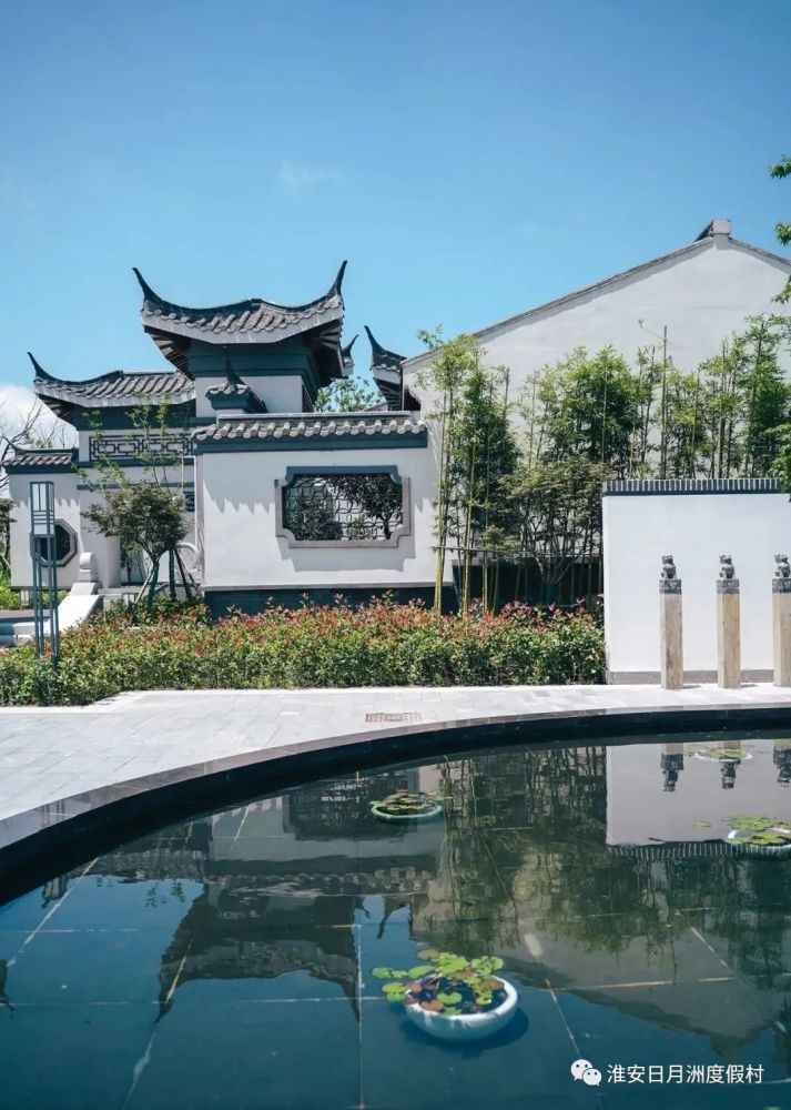 日月洲邂月小筑,白墙青瓦,绿意青黛,亭台楼榭,曲径回廊,樱红柳翠,透着