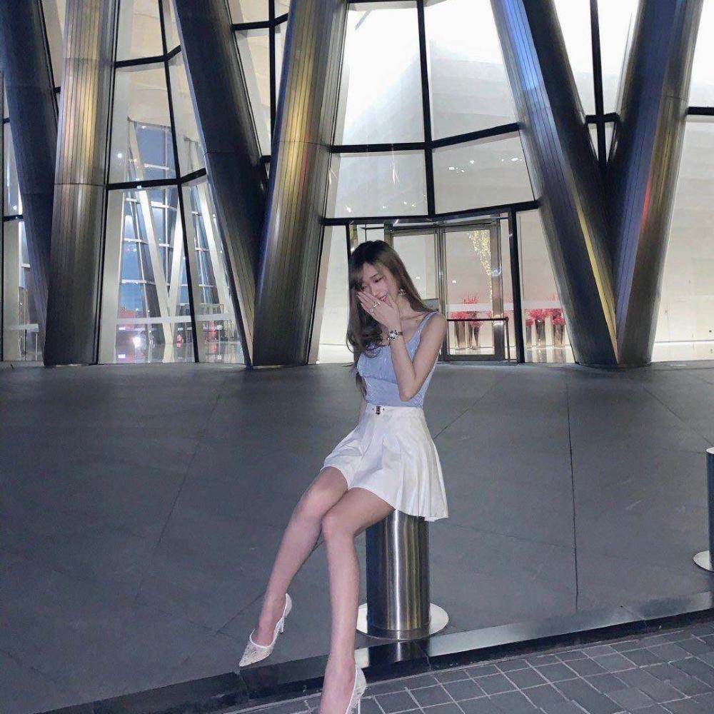 七夕前腐团儿发游玩照13字配文引争议男网友的评论亮了