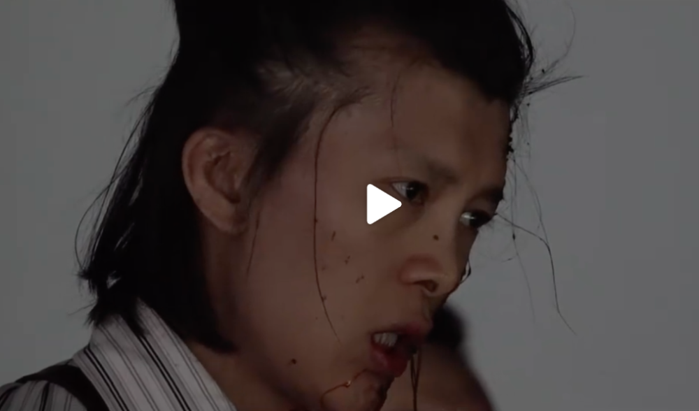 八佰|《八佰》三天十亿，一场戏摔十五次，这位“小”人物有大故事