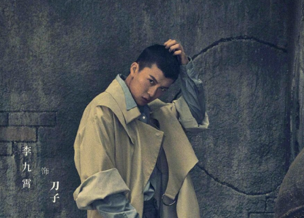 八佰|《八佰》三天十亿，一场戏摔十五次，这位“小”人物有大故事