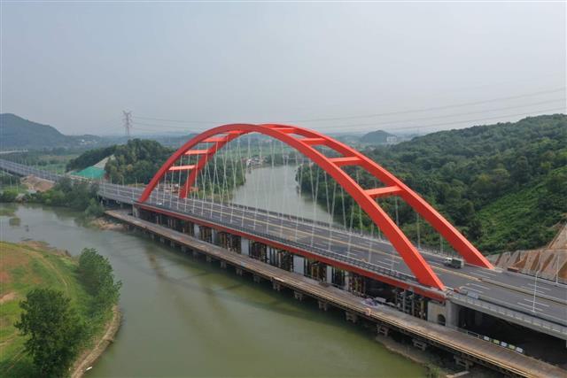 据该项目负责人夏汉勇介绍,黄石海洲大道北延项目为园区重点建设工程