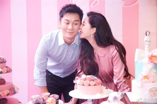 范冰冰|范冰冰被曝和李晨复合，她亲自发声辟谣：和同事一起过七夕