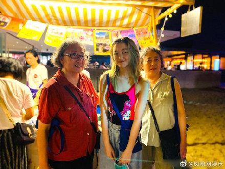 李嫣|李亚鹏父女参加义卖，李嫣凹造型星味足，陈楚生吴晓敏也现身出镜