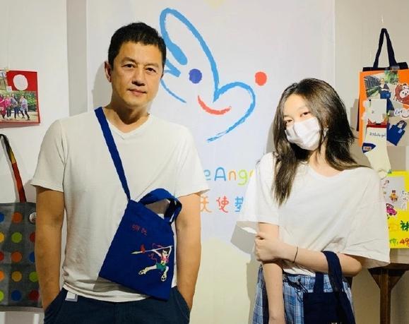 李嫣|李亚鹏父女参加义卖，李嫣凹造型星味足，陈楚生吴晓敏也现身出镜