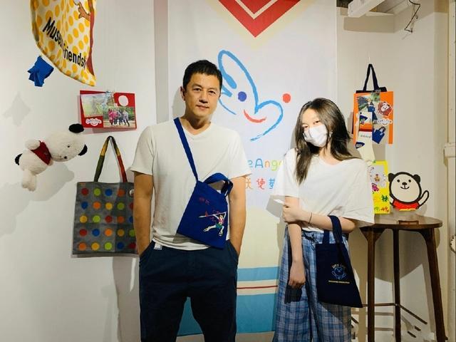 李嫣|李亚鹏父女参加义卖，李嫣凹造型星味足，陈楚生吴晓敏也现身出镜