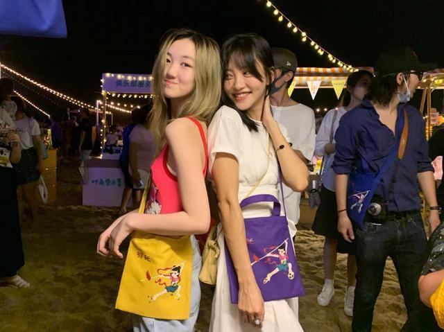 李嫣|李亚鹏父女参加义卖，李嫣凹造型星味足，陈楚生吴晓敏也现身出镜