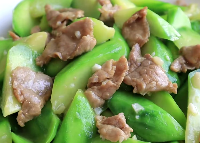 6元钱买了2根丝瓜,搭配肉片简单一炒,解腻爽口,现在吃正合适